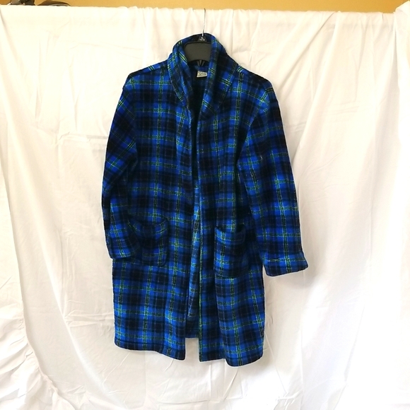 Robe - Picture 1 of 6